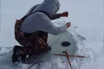 游客凿穿冰面钓鱼 被拉上来的生物吓傻了