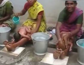 【视频实拍】印度妇女给婴儿洗澡开挂如搓衣服