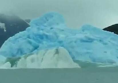 实拍蓝色冰山翻转罕见一幕