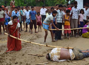 印度两名男童溺亡 村民用私刑将校长活活打死