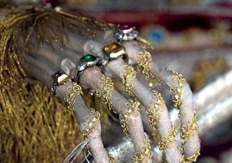 罗马地下墓穴发现装饰贵重珠宝的骨骼