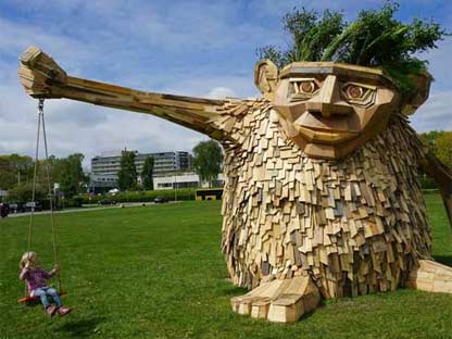 丹麦艺术家用废弃木材打造巨型雕塑