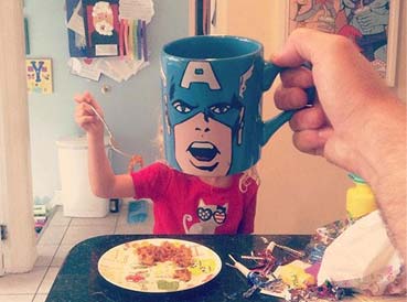 很有创意的爸爸用马克杯让孩子进入超级英雄的角色