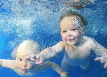国外麻麻这样培养宝宝游泳的 旱鸭子没脸了
