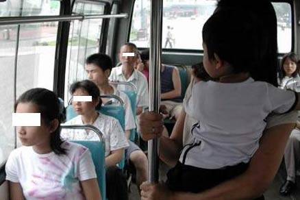 公交车上一对母女的行为 给所有人上了一课！