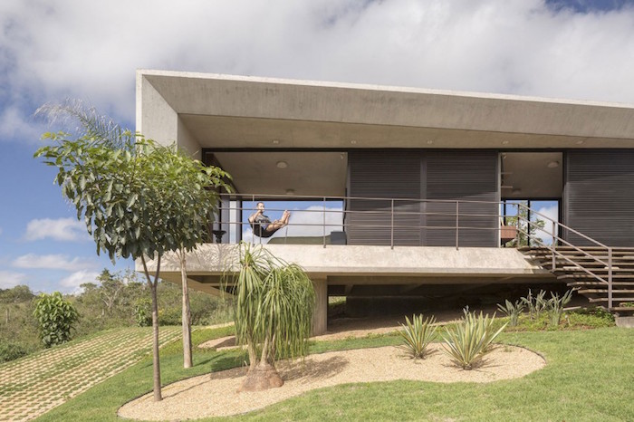巴西建筑师设计开放式住宅 使用材料调节室内温度-04