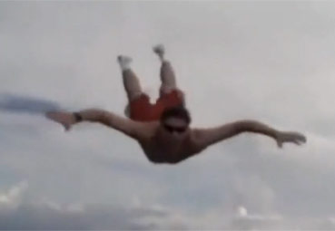 极限裸跳：极限运动不带降落伞挑战高空降落