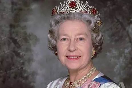 英女王伊丽莎白二世一生拥有的钻石皇冠和名贵珠宝