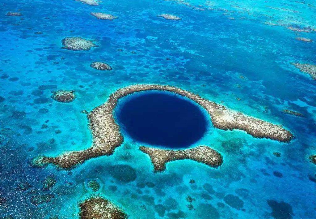 加勒比海灯塔暗礁中的“大蓝洞” 世界上口径最大的“蓝洞”