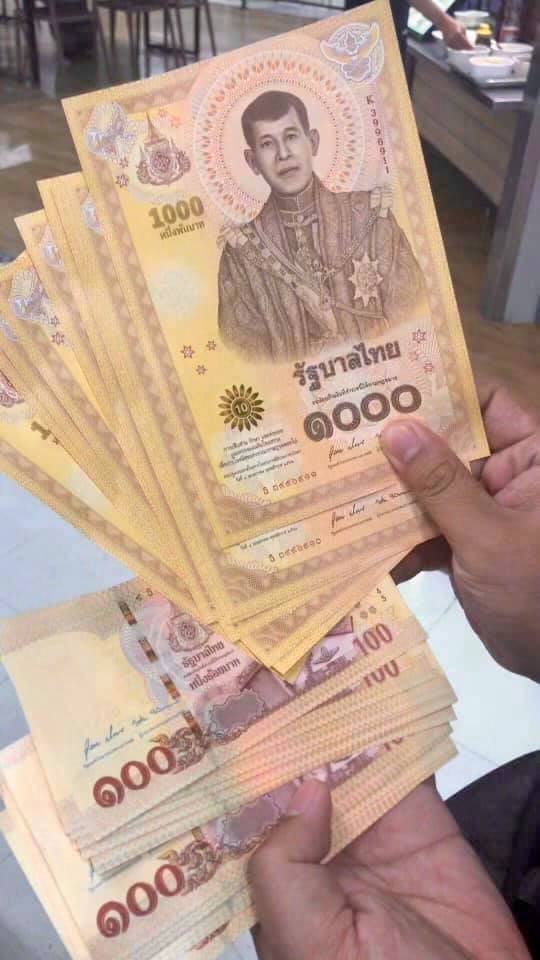 泰国发行巨型纪念纸币 网友：以为是通缉令