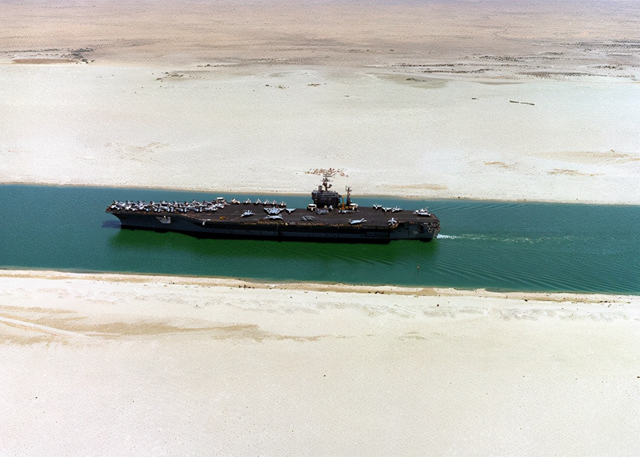 苏伊士运河堵船 美军核航母被台湾巨型货轮挡住 航母就像小不点