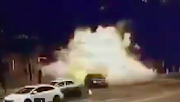 【视频】辽宁阜新一两轮机动车市政府门口剧烈爆炸 驾驶人当场死亡 现场监控曝光