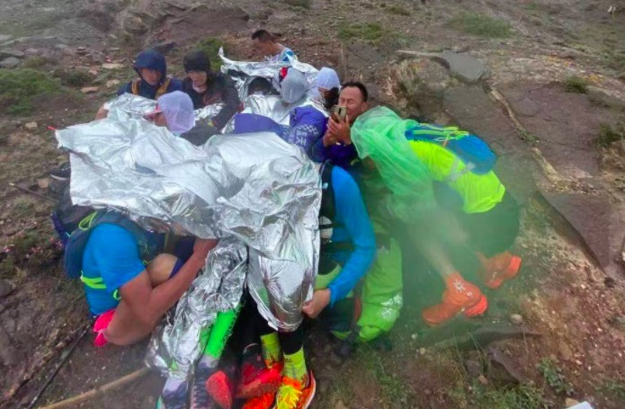 甘肃白银百公里山地马拉松事故已致21人遇难 参赛者微信对话及现场图曝光