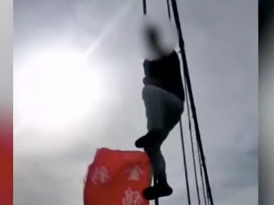 【视频】男子爬玻璃栈桥防护栏被逐出景区