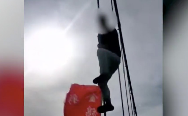 【视频】男子爬玻璃栈桥防护栏被逐出景区