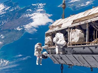 如果宇航员不小心掉进了外太空 他们还能存活吗?