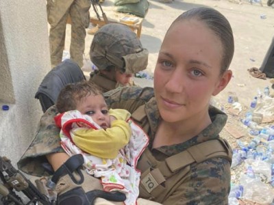 机场抱阿富汗婴儿美国女兵被炸死  曾护送阿富汗小女孩去机场