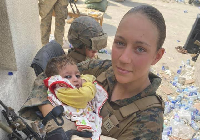 机场抱阿富汗婴儿美国女兵被炸死  曾护送阿富汗小女孩去机场