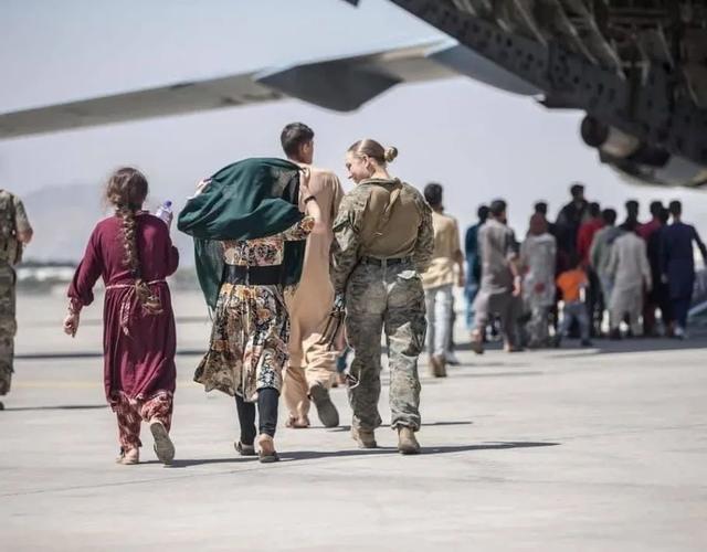 机场抱阿富汗婴儿美国女兵被炸死  