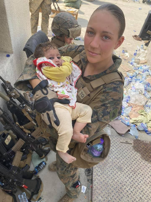 机场抱阿富汗婴儿美国女兵被炸死  