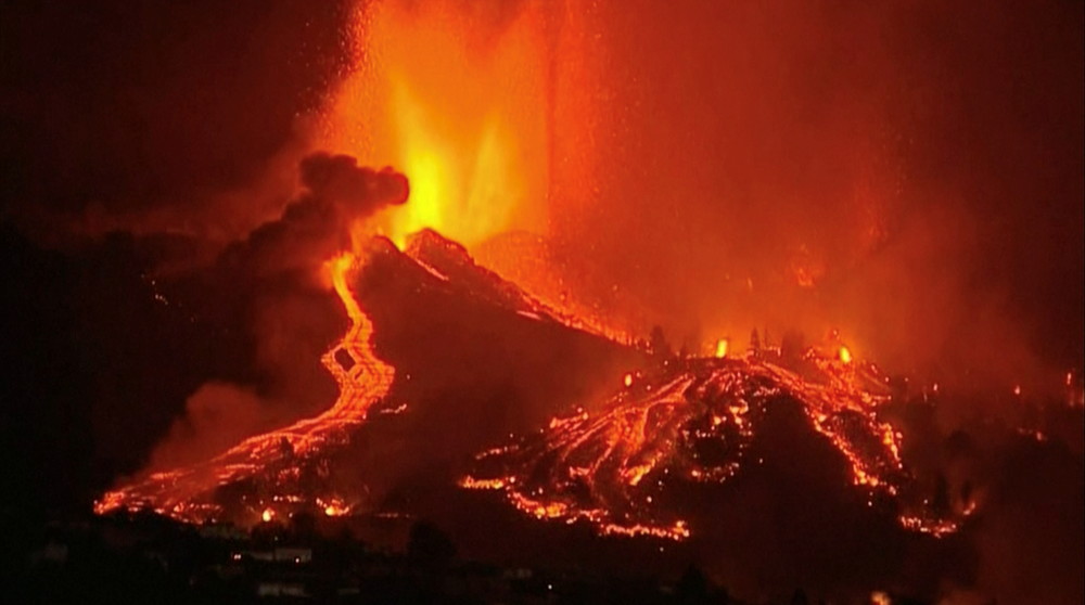 【视频】实拍西班牙火山喷发:岩浆灌入街道 尚无中国公民伤亡