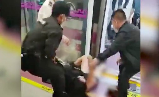 【视频】目击者讲述女子被地铁保安拖拽过程 裤子被当众扯掉