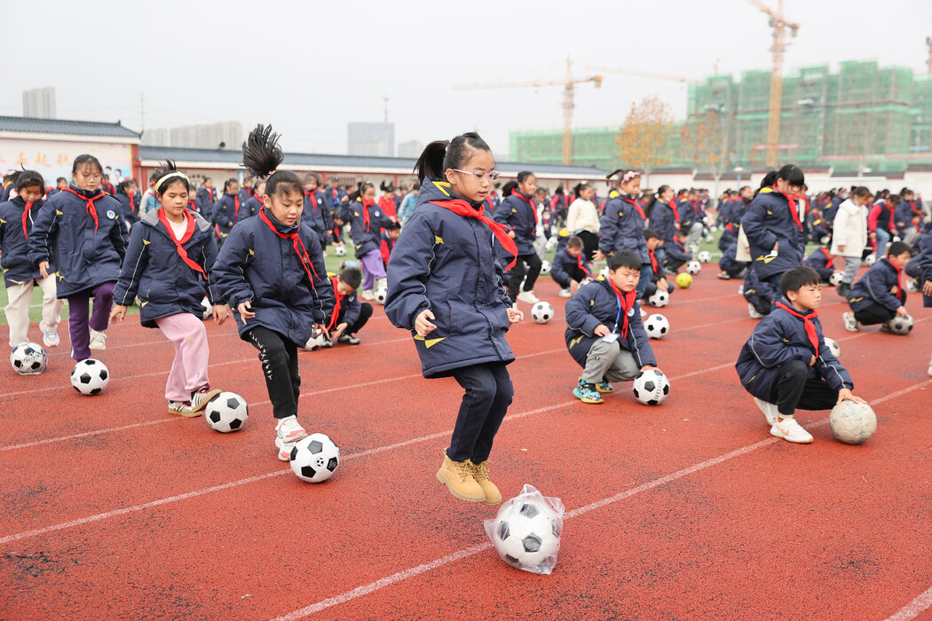 让无数学龄儿童参与足球运动，是中国成为足球强国规划的一部分。-china1-master1050