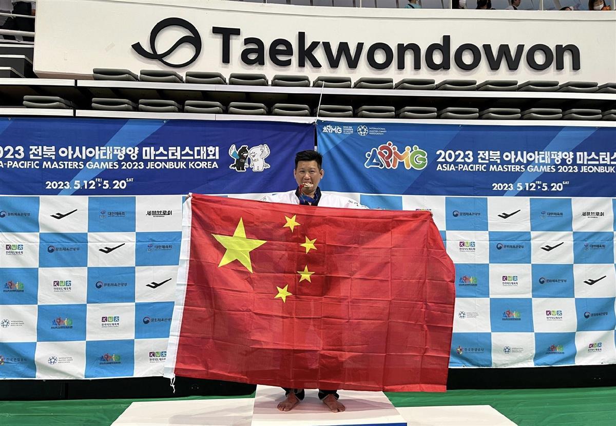 中国台湾选手李东宪 高举五星红旗登颁奖台 表示两岸本是一家人