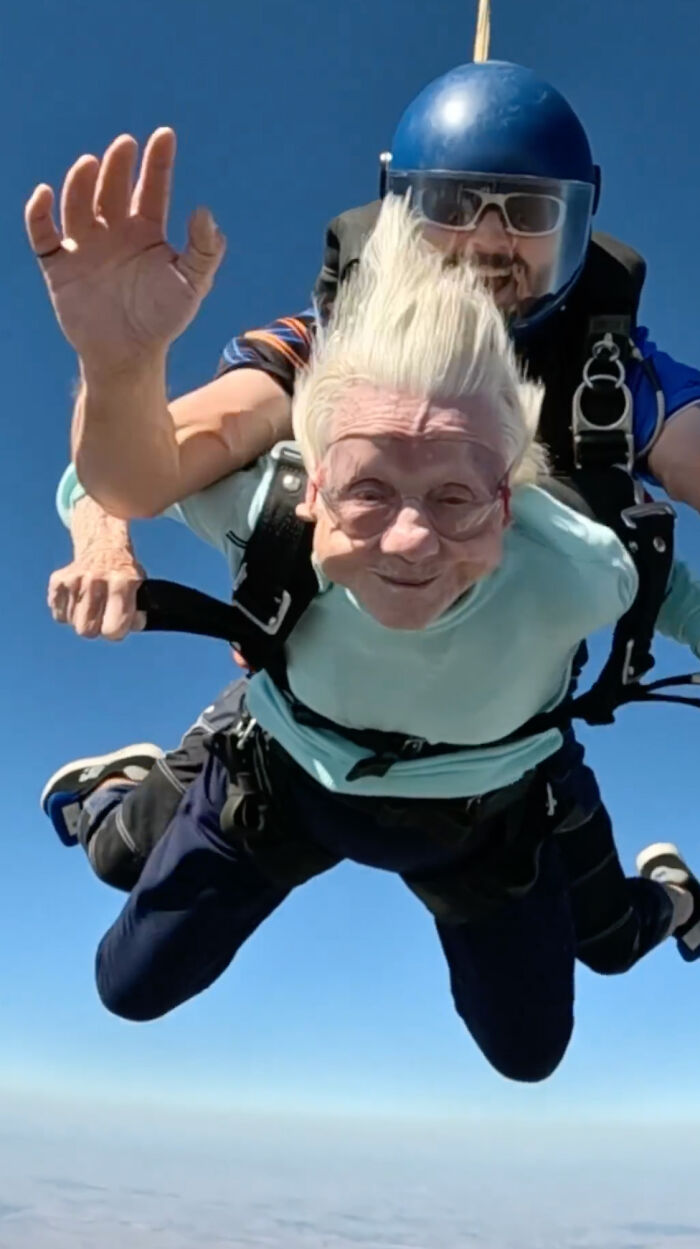 12-104岁的多萝西·霍夫纳 (Dorothy Hoffner) 刚刚打破了世界纪录，成为最年长的双人跳伞者